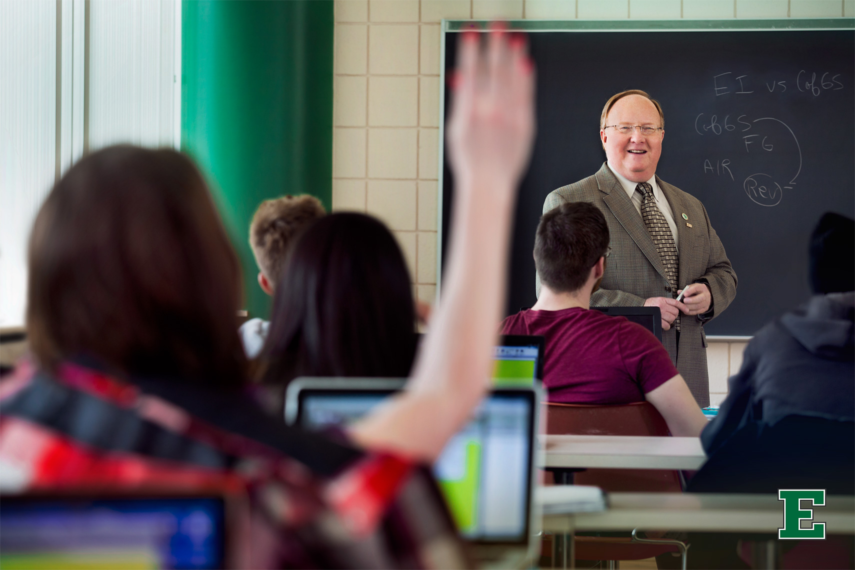 lifestyle-photograph-of-eastern-michigan-professor-teaching-business-students