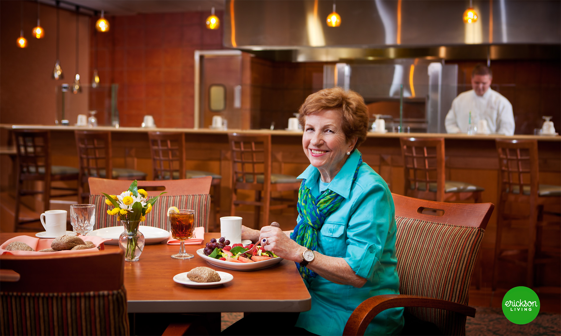 scott-stewart-lifestyle-portrait-for-senior-living-center-in-dining-hall-ann-arbor-commercial-photographer