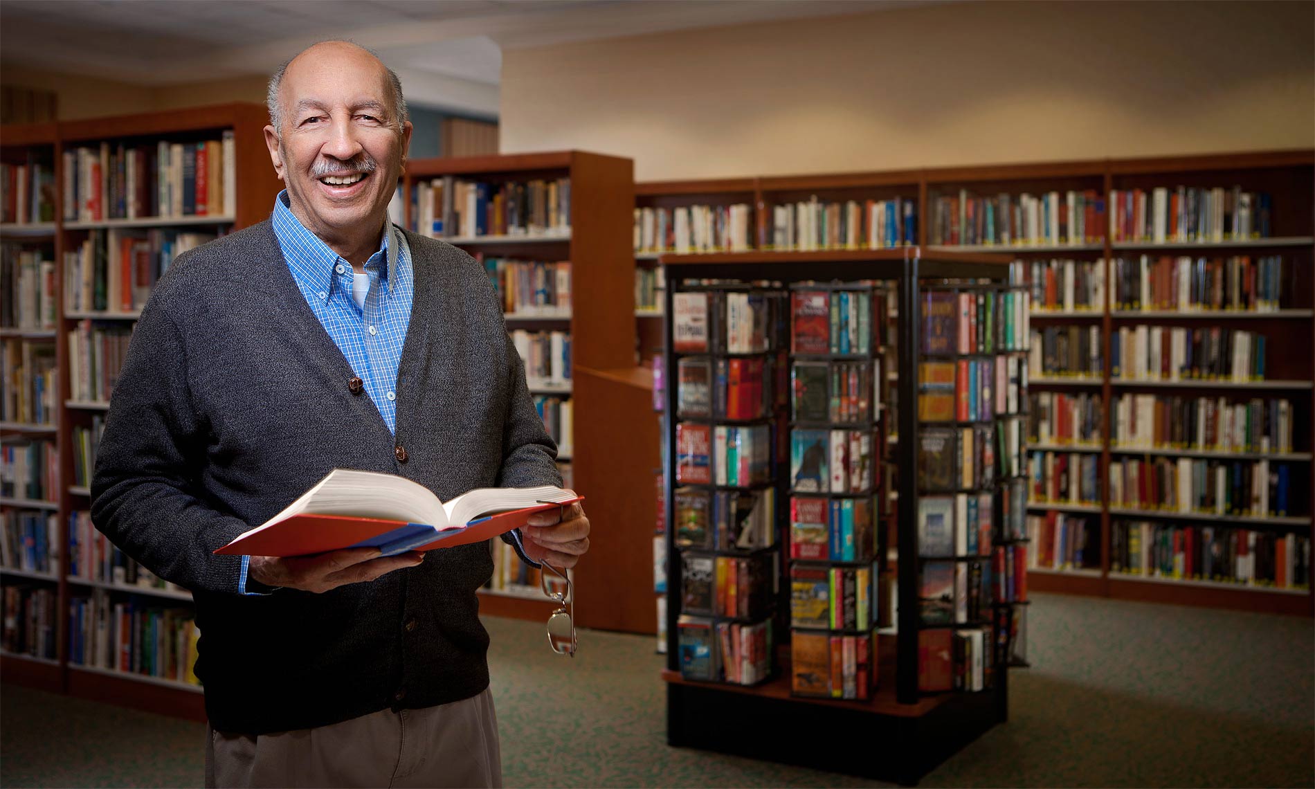 scott-stewart-advertising-environmental-portrait-for-detroit-senior-living-library-center